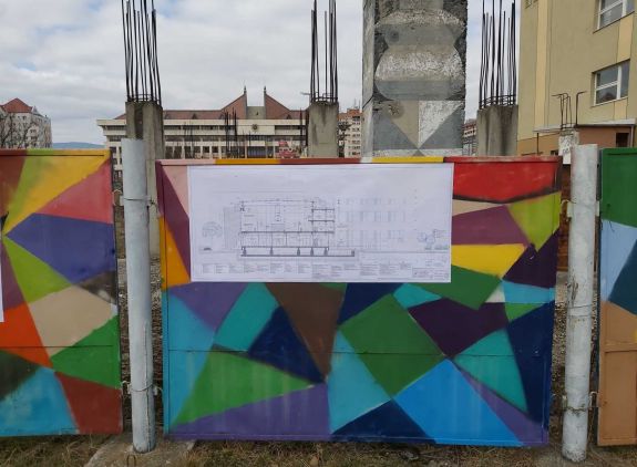 Indulhat a csíkszeredai művészeti iskola tornatermének építése