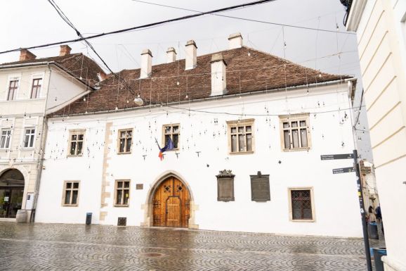 Cseke Attila Kolozsváron – az RMDSZ restaurálná Mátyás király szülőházát