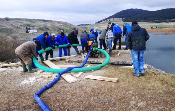 Sürgősen le kellett csapolni a Csíkszereda melletti Suta-tavat