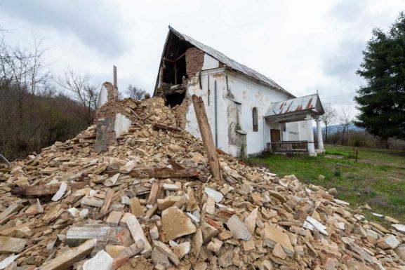 Leomlott a Beszterce megyei Tacs református templomának tornya