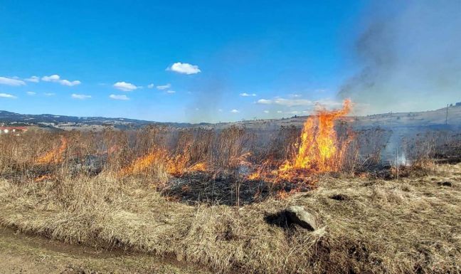 Öt tarlóégetéshez riasztották a tűzoltókat a hétvégén Hargita megyében