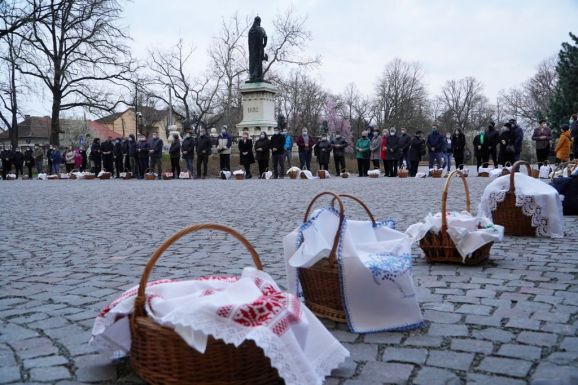 Hagyományteremtés Nagyváradon: ételt szenteltek a székesegyház előtti téren