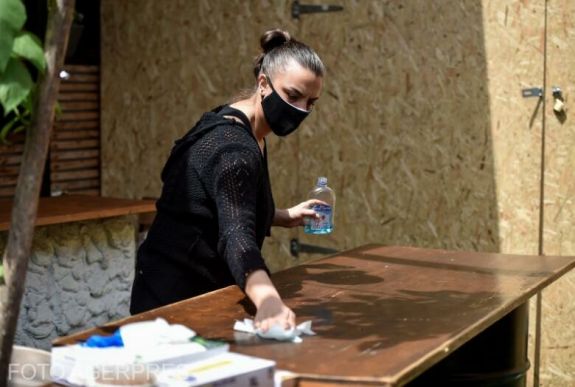 Fertőzöttségi rátától függetlenül kinyithatnának a vendéglők – egy feltétellel