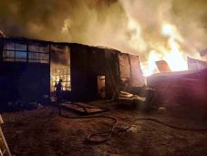 Tűz pusztított egy gyergyószentmiklósi bútorraktárban