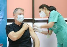 Felpörgeti az oltáskampányt a kormány, hírességeket is bevonnának a népszerűsítésbe