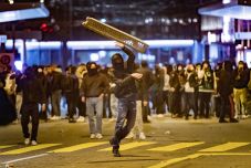 Könnygázt és gumilövedékeket vetett be a svájci rendőrség a korlátozások miatt tüntetők ellen