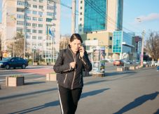 A mesteremberek férfi mérnököt várnak, és leesik az álluk, amikor egy „kicsiasszony” toppan közéjük