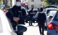 Halálra késeltek egy francia rendőrnőt, a támadót lelőtték