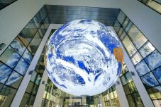 Szatmárnémetibe érkezik Luke Jerram Föld-installációja