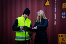 Már lánygyermekként „édesapja kicsi fiacskája” volt, ma konténerházépítő üzletasszony