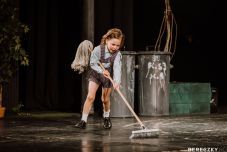 Élőben, online közvetíti Retromadár-előadásait a marosvásárhelyi színház