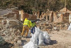 Még nem készült el a felújítási terv, de már bontják a legendás révi menedékházat