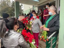 Virággal és jó szóval álltak ki az egészségügyi dolgozók mellett Sepsiszentgyörgyön