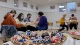 Igény van a közösségre – húsvéti tojásírás Szamosújváron