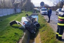 Szó szerint kettészakadt a BMW az autóbalesetben