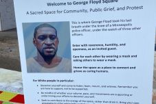 Rasszizmussal a rasszizmus ellen: fehér embereknek szóló utasításokat helyeztek ki a George Floyd térre