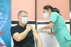 Iohannis: a járványt nem tüntetésekkel, hanem oltásokkal lehet megfékezni