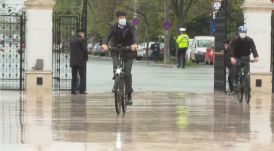 Kerékpárral ment munkába Klaus Iohannis államfő