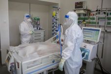 Cáfol a védelmi minisztérium: az összes halálesetet a jogszabályoknak megfelelően kezelték