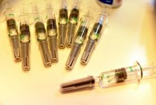 „Vakcinanacionalizmussal” vádolja a fejlett országokat a kínai külügyminiszter