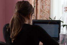 Elkezdődött az online tanítás a végzős évfolyamok számára