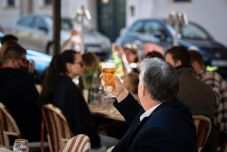 Orbán Viktor is sörözött a magyarországi nyitás alkalmából