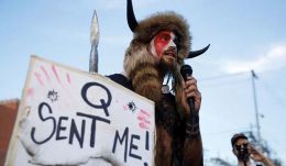 A FouQ-inga – Cullen Hoback: Q: a vihar felé