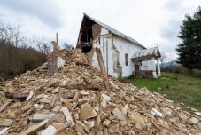 Leomlott a Beszterce megyei Tacs református templomának tornya