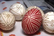 „Töltött rózsa” tojáson – a húsvéti asztal dísze Gyergyócsomafalván (VIDEÓ)