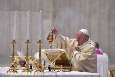 A pápa elítélte a fegyveres konfliktusokat, és méltányos vakcinaelosztást kért