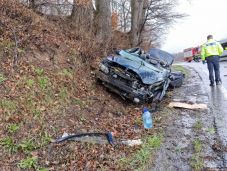 Kisbusszal ütközött a személyautó, öt személy megsérült