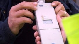 Azt hitték a rendőrök, elromlott az alkoholszondájuk, annyira ittas volt az autóvezető