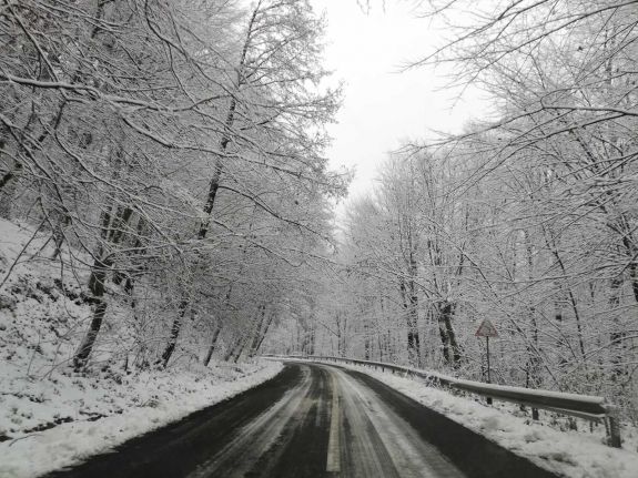 Újabb figyelmeztetés: keddig marad a télies időjárás