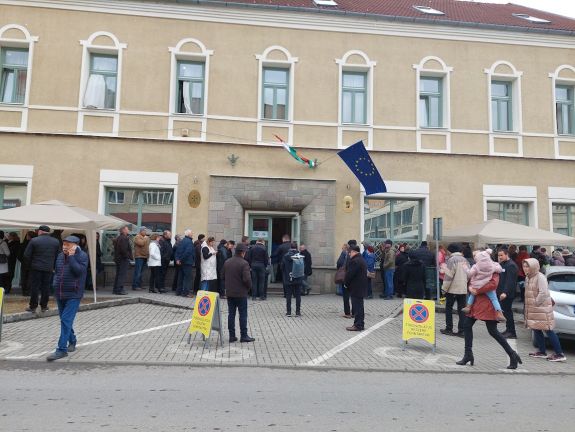 Csíkszeredában sorok alakultak ki a konzulátus előtt, de a szavazás folyamatos