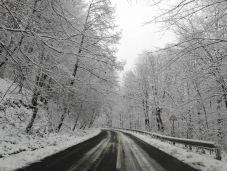 Újabb figyelmeztetés: keddig marad a télies időjárás