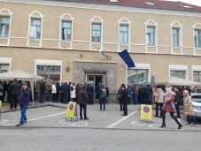 Csíkszeredában sorok alakultak ki a konzulátus előtt, de a szavazás folyamatos