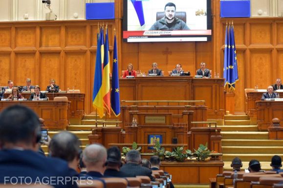 Zelenszkij a román parlamenthez: közösen kell megállítanunk azokat, akik népirtást akarnak Európában