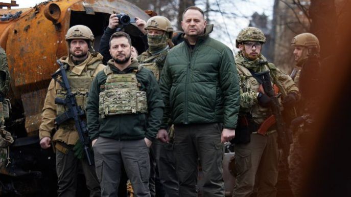 Az ukránok a tömegsírokhoz vitték az újságírókat, Zelenszkij sürgette Putyint, hogy találkozzon vele