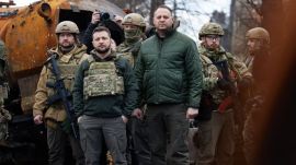 Az ukránok a tömegsírokhoz vitték az újságírókat, Zelenszkij sürgette Putyint, hogy találkozzon vele