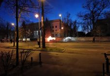 FRISSÍTVE – Autó hajtott a bukaresti orosz nagykövetség kerítésének, majd kigyulladt
