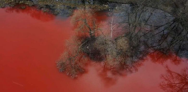Vérpirosra festettek egy tavat egy orosz nagykövetség közelében