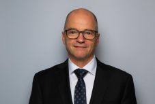 Titkos viszonya miatt mondott le a norvég védelmi miniszter