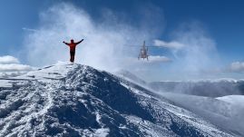 A Negoj-csúcs közelében törte el a lábát, az időjárás távol tartja a hegyimentőket