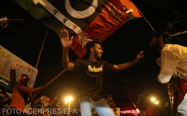 Kormányváltásba torkollt a „keleti nyitás” Pakisztánban