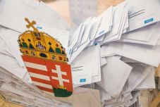 Két mandátumot hoztak a Fidesz-KDNP-nek a levélszavazatok