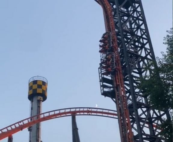 Elromlott a hullámvasút, 50 méteres magasságban ragadtak az utasok