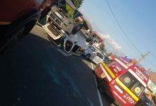 Kisbusz és személygépkocsi ütközött Maros megyében, 11 személy megsérült