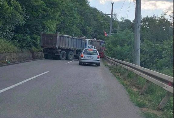 Nagy a feszültség a koszovói–szerb határon, járművekkel zárták el az utakat