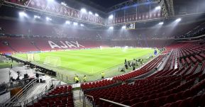Az Ajax kitiltja a stadionjából a „mezkéregető” feliratokat