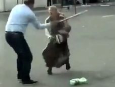 Felfüggesztettet kapott a buszsofőr, aki seprűnyéllel ütlegelt egy fiatal anyát Zilahon